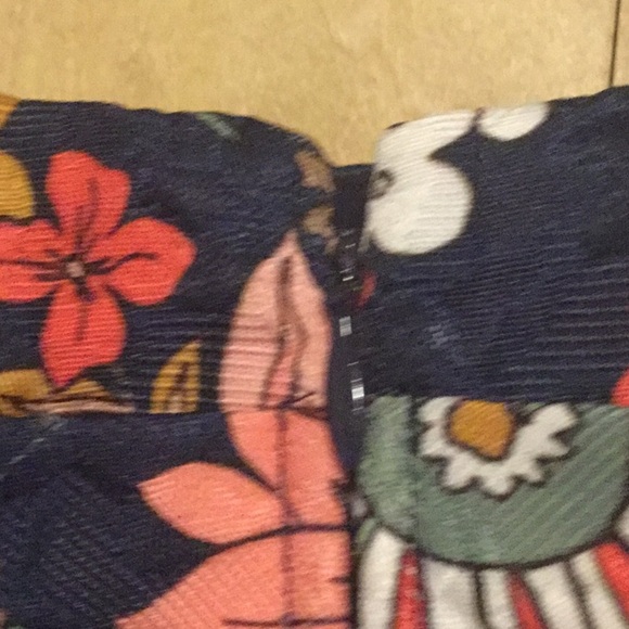 - Badgley Mischka Floral Strapless Bow Busting - Picture 7 of 13